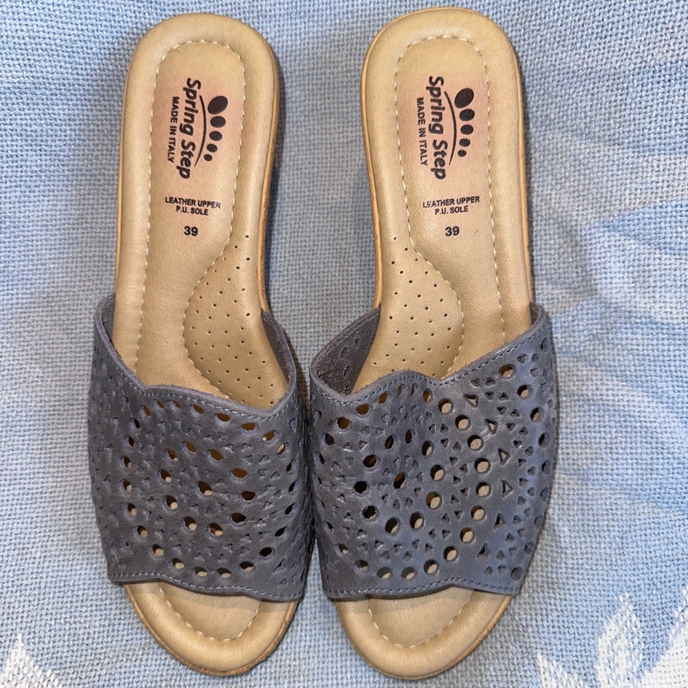 NWOB (Display) Women’s 8.5 Spring Step Italy Slide Sandal 2” Wedge Heel Gray Top